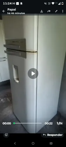 Vende-se uma geladeira