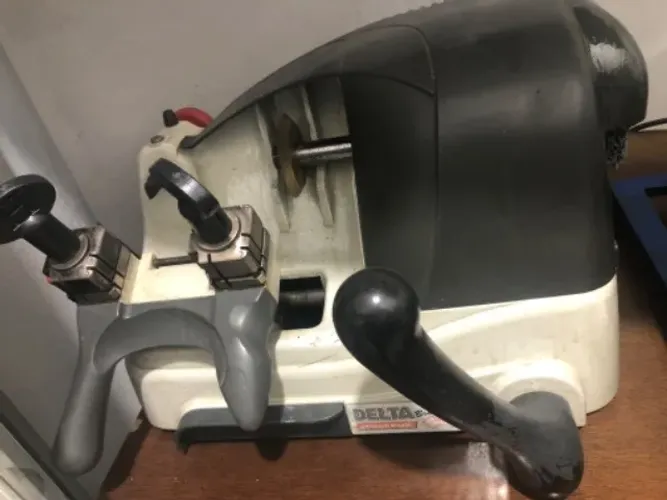 Máquina copiadora de chaves 