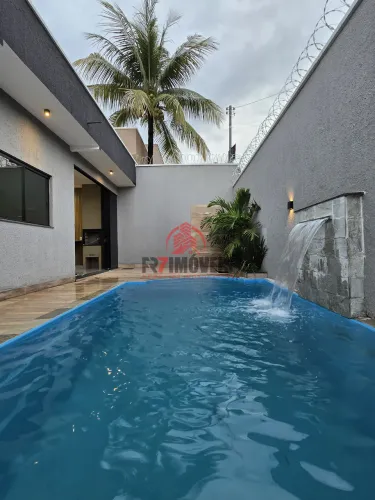 Casa de esquina quintal grande e piscina no Setor Parque das Flores em Goiânia, a 5 minuto