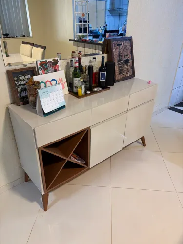 Buffet  com porta vinhos 