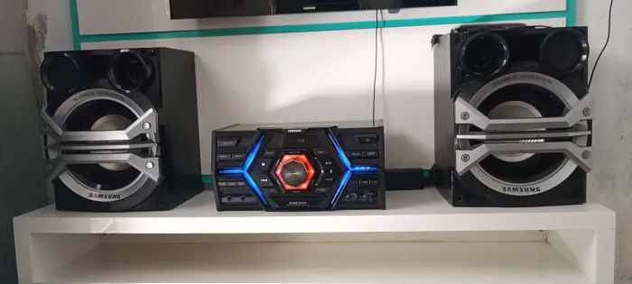 Vendo ou troco por caixa de som JBL. Ou Bomber ou tv 