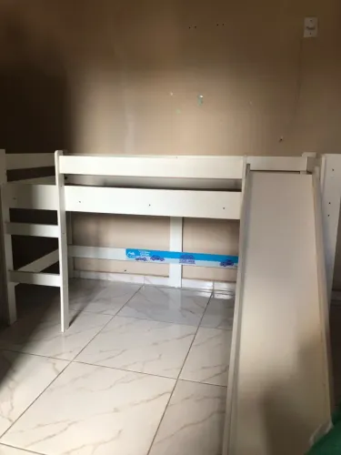 Vendo cama com escorregador e casinha?