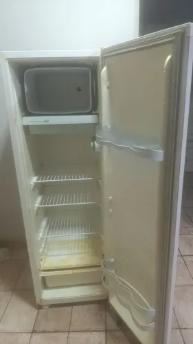 Geladeira Consul 220 com o transformador para 110 gela bastante economia normalmente tambe
