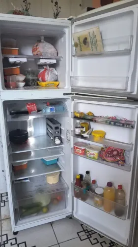 Vendo essa geladeira bem conservada apenas 1 ano de uso