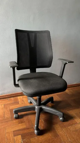 Cadeira de escritório giratória com braço regulável, preta