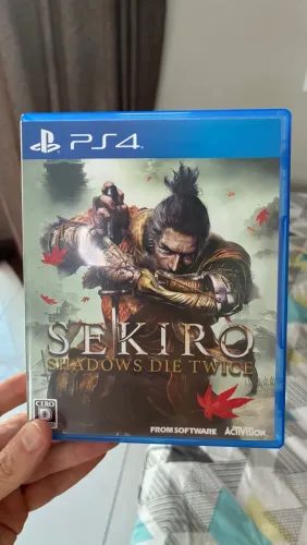 Sekiro versão japonesa com luva