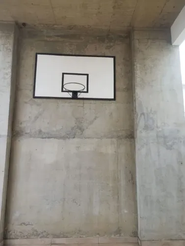 Tabela de basquete com aro ( tamanho oficial 1,80x1,20 ) 