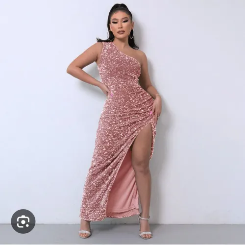 Vestido de festa apresenta o design de um ombro só com uma fenda alta na perna.