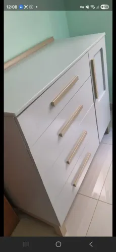 Comoda com 4 gavetas e 1 porta Louis móveis peroba