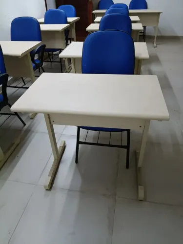 Cadeira e mesa escolar