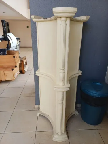 Mesa com seus cadeiras de madeira maciça 