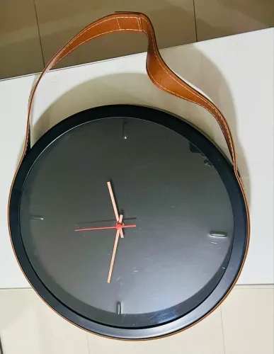 Relógio de Parede Industrial Preto com Alça em Courino | Lindo | R$ 150