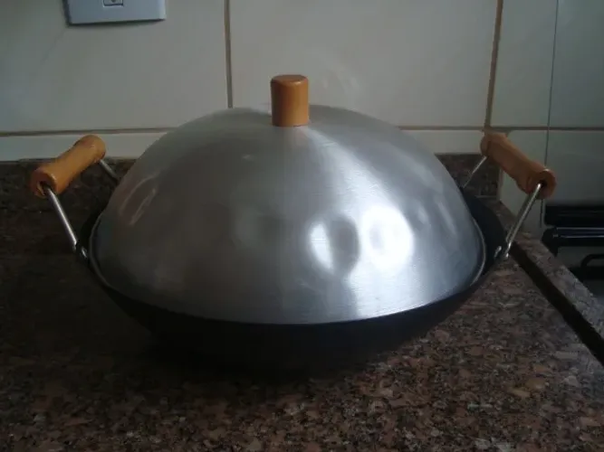 Panela tipo Wok com alças laterais