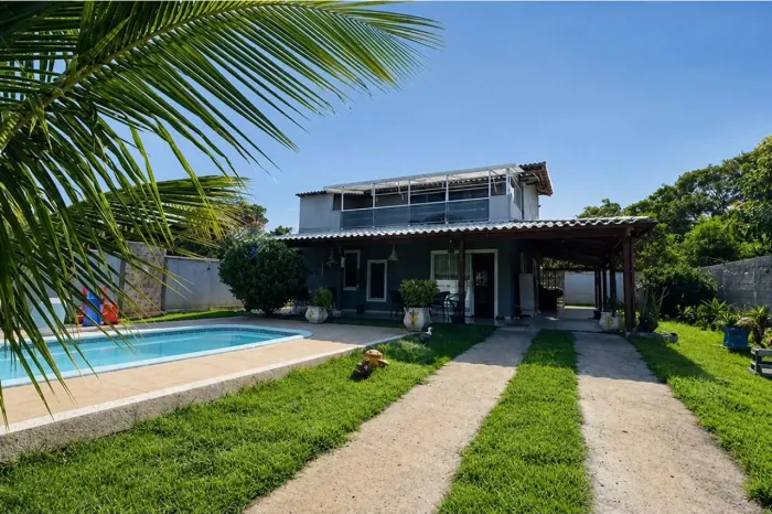 À venda casa com piscina, área gourmet e suíte master em Baía Formosa, Armação dos Búzios.
