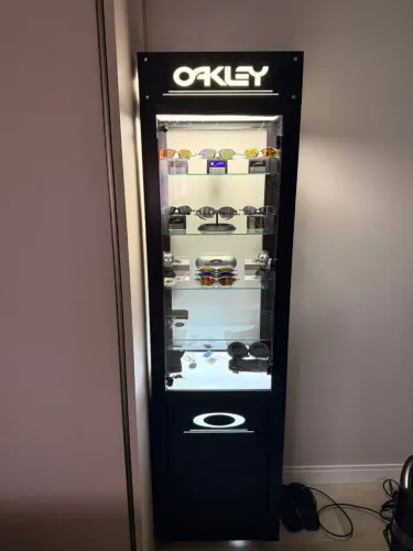 Expositor Oakley 