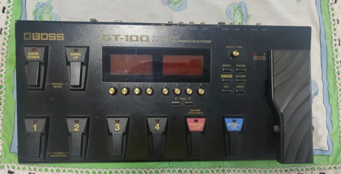 Pedaleira Boss GT 100