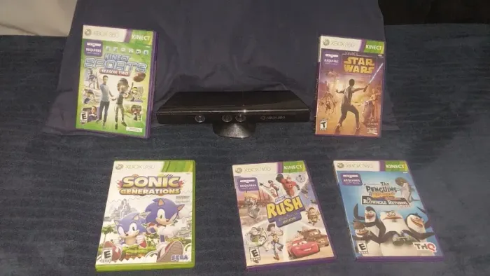 Xbox 360 Super Slim. 2 controles, kinect e varios jogos.