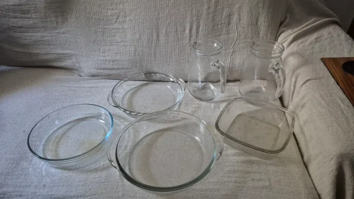CONJUNTO COM 04 REFRATÁRIOS E 02 JARRAS DE VIDRO