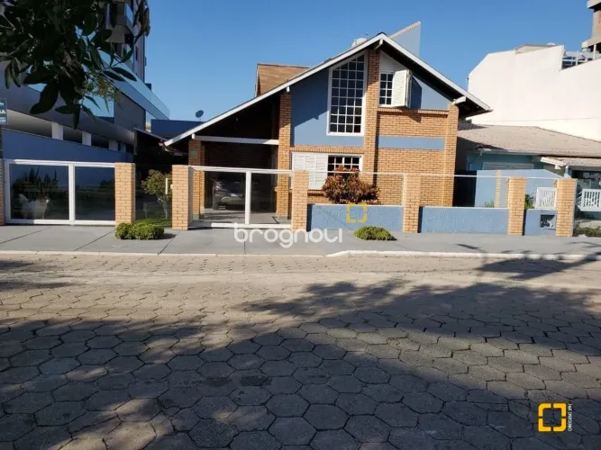 Casa com 4 Dormitórios na Praia Granda em Governador Celso Ramos SC