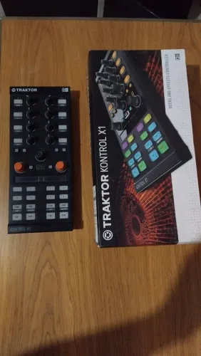 Traktor Kontrol X1 - Controladora DJ Native Instruments