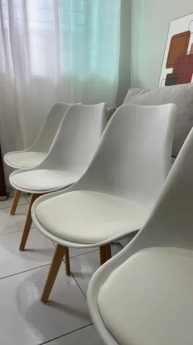 4 cadeiras do modelo Eames Wood Leda, pés em madeira maciça 