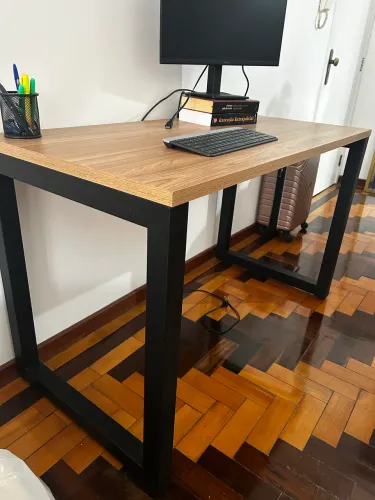 Mesa de escritório em perfeito estado