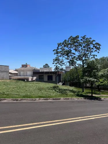 Terreno à Venda no Condomínio Vita Verdi em Valinhos, no bairro Pinheiro.