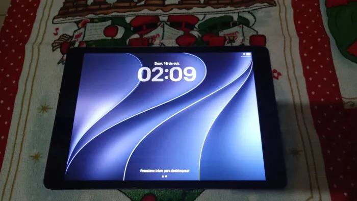 iPad novo tem apenas seis dias de uso, vai com carregador original (OBS: não tem caixa)