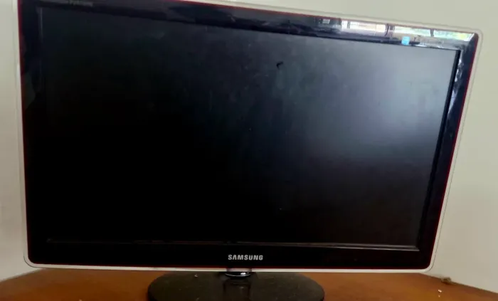 TV / Monitor LCD 24pol - Samsung P2470HN (Widescreen) - Preta/Vermelha - COM DEFEITO