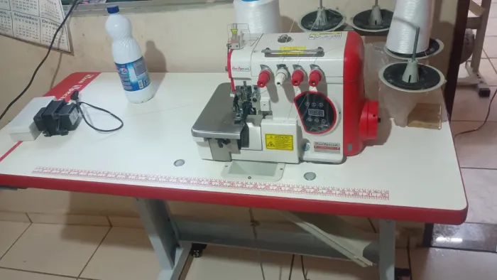 Máquina de costura overloque 