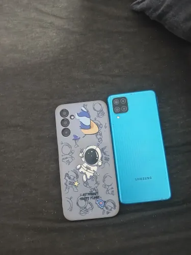 M12 e 16 celulares