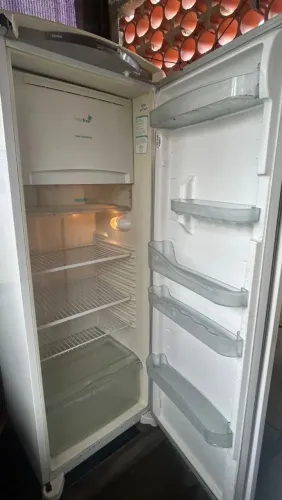 VENDE-SE GELADEIRA SEMINOVA