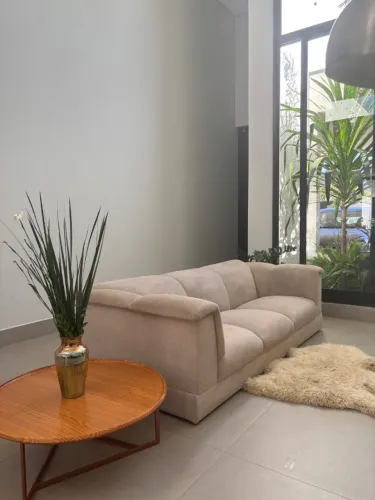 Sofá 3 lugares bouclé cor marfim 2,30
