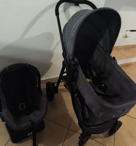 carrinho de bebê completo, acompanhado de bebê conforto e base para instalação no carro.
