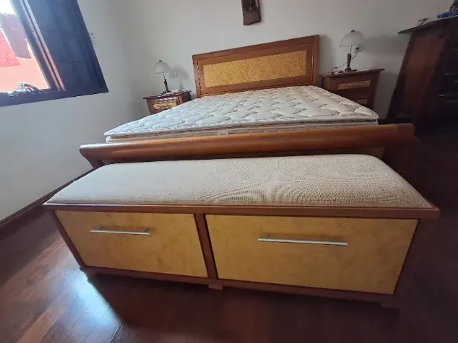 Cama Queen em madeira maciça com colchão de mola ensacada