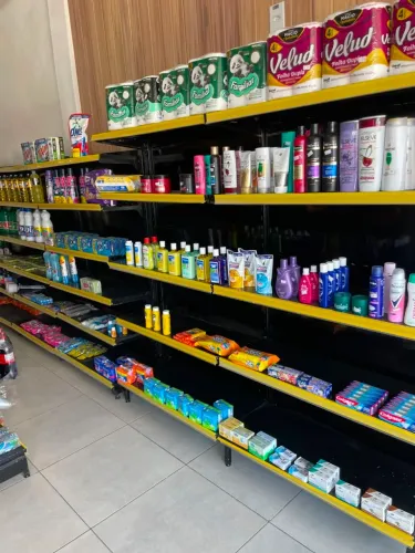 Gôndolas centrais e de parede para lojas comerciais.