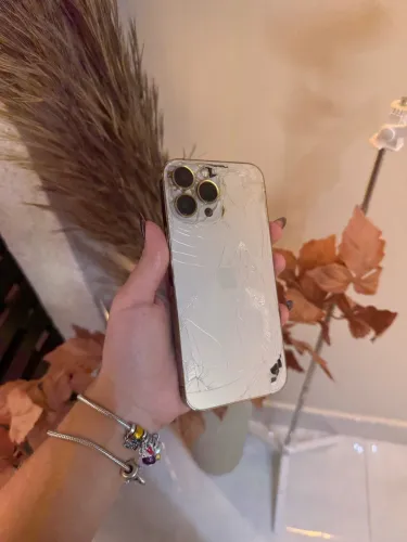 iPhone 13 pro max com tela e traseira quebradas IDEAL PARA QUEM QUER APROVEITAR PEÇAS