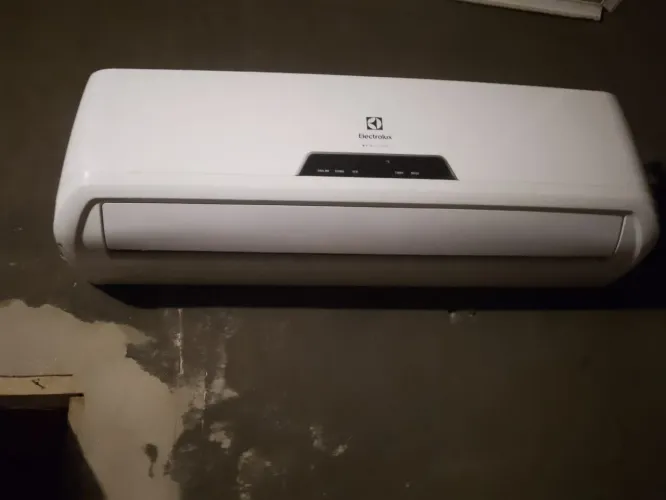 Vende se um ar condicionado Electrolux 12 btu 