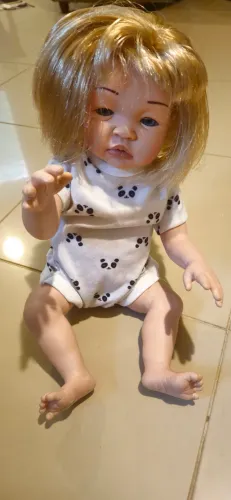 Boneca realista estilo bebê reborn