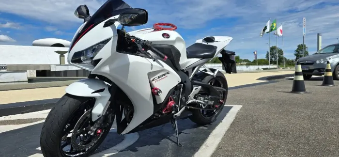 CBR 1000RR 2012 impecável! Mais de R$ 7.000 em acessórios, revisada.