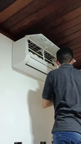 Trabalhamos com concerto de ar condicionado, recarga de gás, manutenção e limpeza