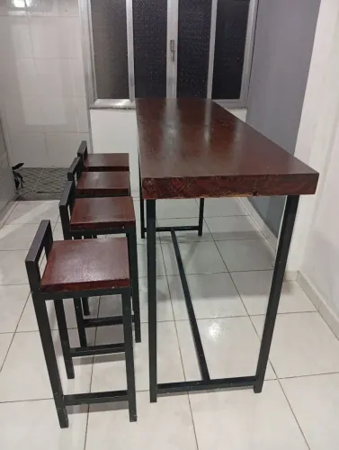 Mesa de madeira com 4 bancos