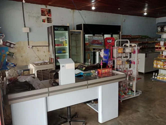 Mercado montado a venda, somente equipamentos e mercadorias