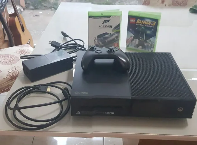 Xbox one usado com 2 mídias física, 100 jogos da nuvem e uma manete.