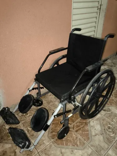 Cadeira de rodas com suporte para panturrilha
