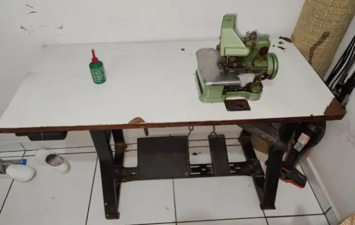 Máquina de costura overlock
