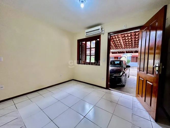 Casa em Condomínio fechado, com 2 dormitórios sendo 1 suíte e 1 vaga de garagem no bairro