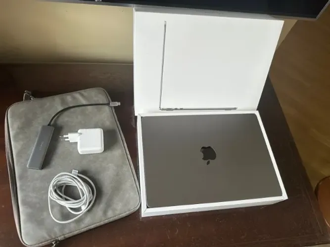 MacBook Air M2 13.6" (16GB RAM / 256GB SSD) Bateria 100% (54 ciclos)+ Capa e HUB USB