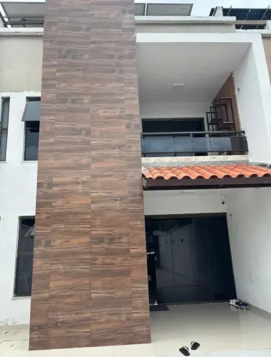 Locação de Casa Moderna Mobiliada em Rua privativa no Eusébio de 4 Dormitórios, Energia so