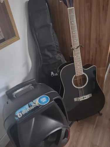 Violão elétrico e caixa de som com capa
